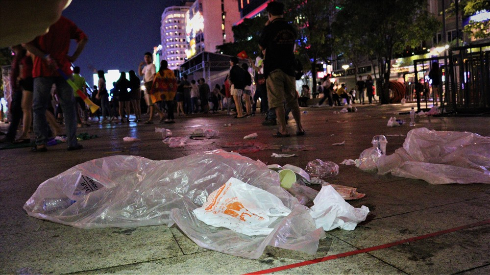 Đa số loại rác được vứt ngoài đường là túi ni lông, chai nước... (Ảnh: Laodong)