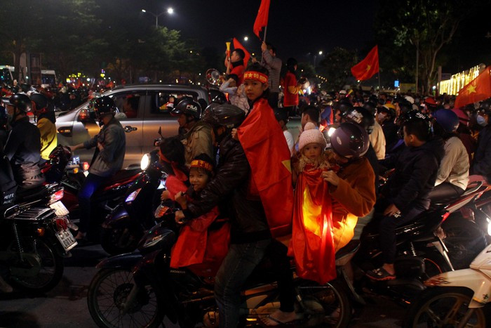 Nhiều người còn chở cả gia đình 5, 6 người trên một chiếc xe máy. (Ảnh: Tienphong)