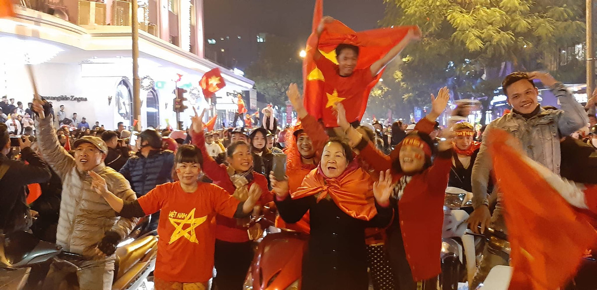 Hàng ngàn người dân đã đổ ra đường tại trung tâm thành phố Hà Nội mang theo cờ Tổ quốc, di chuyển ôn hào và hò reo phấn khích “Việt Nam vô địch, Việt Nam vô địch”. (Ảnh Infonet)