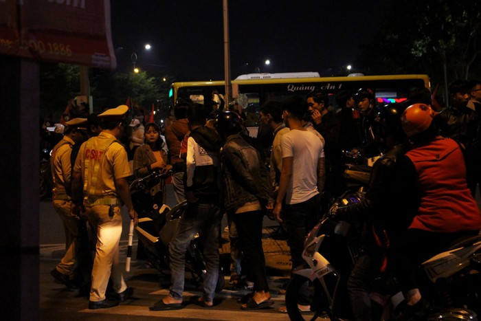 Lực lượng cảnh sát giao thông đã tiến hành lập biển bản và thu giữ nhiều phương tiện lợi dụng việc xuống đường ăn mừng để vi phạm và gây mất trật tự an toàn giao thông. (Ảnh: Tienphong)