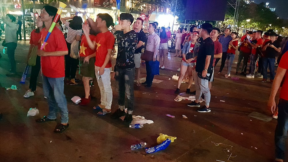 Rác được vứt ra rải rác khắp tuyến phố. (Ảnh: Laodong)