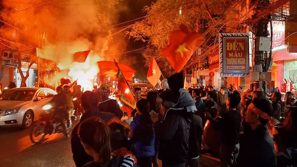 Nhiều trường hợp đốt pháo trên đường khiến đường tắc nghẽn và gây nguy hiểm cho người đi xung quanh.