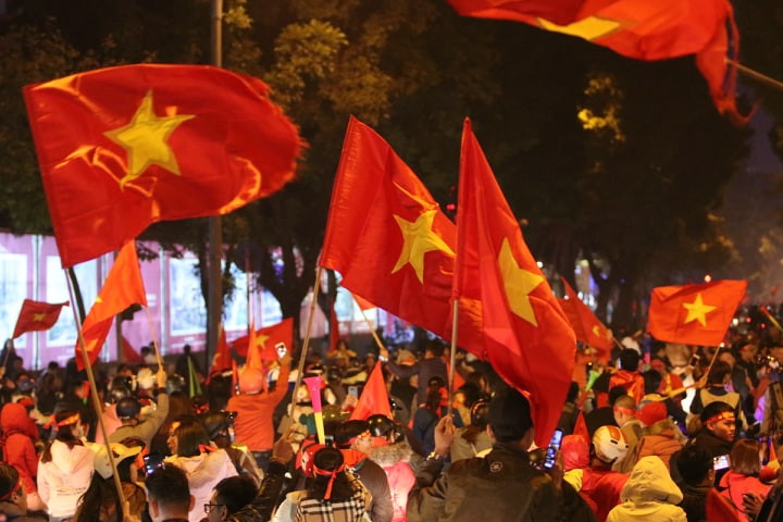 Ngay sau khi trận chung kết bóng đá nam SEA Games 30 tại Philippines diễn ra vào tối 10/12 kết thúc, đội tuyển U22 Việt Nam đã giành chiến thắng cách biệt 3-0 trước đội tuyển U22 Indonesia và đoạt huy chương vàng, hàng ngàn CĐV đã đổ xuống đường để ăn mừng thắng. (Ảnh Infonet)