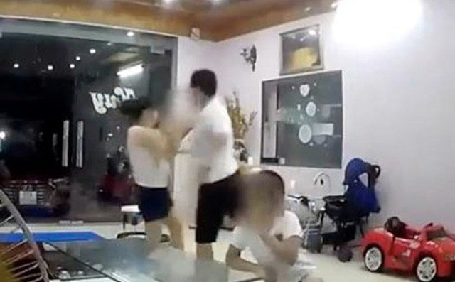 Sau khi xảy ra vụ việc, chị H. đã đến cơ quan trình báo vụ việc. Qua bước đầu xác định, nguyên nhân xảy ra vụ việc là do mâu thuẫn gia đình, chị H. bị rách màng nhỉ tai phải.