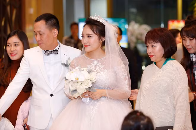 Cuối năm 2017, giọng ca sinh năm 1991 bất ngờ lên xe hoa cùng doanh nhân Ngô Quỳnh. Giống như Phương Vy, Nhật Thủy ít tham gia các hoạt động âm nhạc mà tập trung xây dựng tổ ấm gia đình. Sau hơn 2 năm vắng bóng, Nhật Thủy trở lại với MV Cô đơn vì ai nhưng không để lại ấn tượng. Nữ ca sĩ tiếp tục tham gia Gương mặt thân quen. Cô khiến công chúng ngỡ ngàng khi có thể giả giọng hơn 10 ca sĩ khác nhau như Cẩm Ly, Minh Tuyết, Hồ Quỳnh Hương, Mỹ Tâm, Hồ Ngọc Hà…