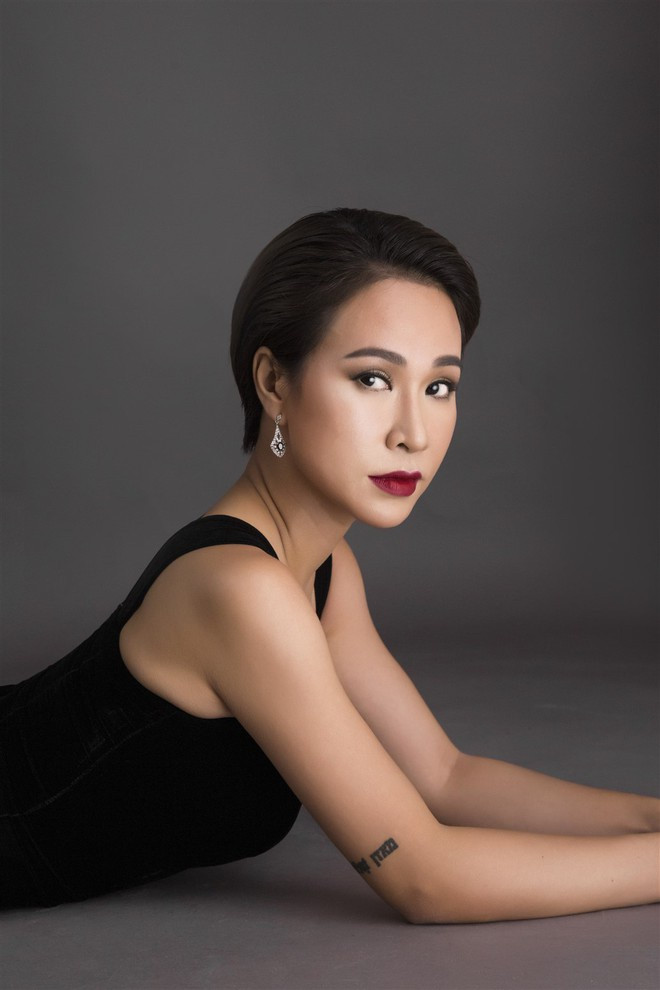 Giọng ca sinh năm 1987 luôn khẳng định năng lực của mình bằng những sản phẩm âm nhạc chất lượng, được đầu tư chỉn chu. Gần đây nhất là album Portrait tạo tiếng vang đối với công chúng yêu nhạc. Tuy nhiên, cô từng vướng không ít lùm xùm về đời như như bị tố chảnh choẹ, dính tin đồn là người thứ ba.