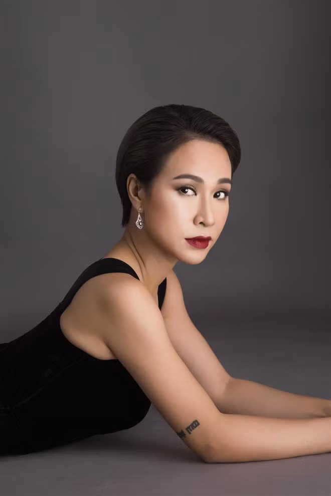 Giọng ca sinh năm 1987 luôn khẳng định năng lực của mình bằng những sản phẩm âm nhạc chất lượng, được đầu tư chỉn chu. Gần đây nhất là album Portrait tạo tiếng vang đối với công chúng yêu nhạc. Tuy nhiên, cô từng vướng không ít lùm xùm về đời như như bị tố chảnh choẹ, dính tin đồn là người thứ ba.