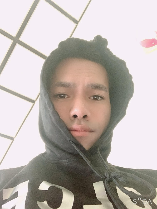 Nam ca sĩ sinh năm 1987 đánh mất hình ảnh khi bị tố phụ tình, bỏ rơi con khiến anh nhận không ít chỉ trích từ công chúng. Đến năm 2017, quán quân Vietnam Idol mùa 4 đánh dấu sự trở lại bằng ca khúc do anh tự sáng tác mang tên Gửi người anh yêu dấu, song vẫn không giúp đưa tên tuổi của anh đến gần với công chúng. Đây cũng là sản phẩm âm nhạc cuối cùng trước khi Ya Suy quyết định dừng sự nghiệp ca hát vì gặp vấn đề sức khoẻ.