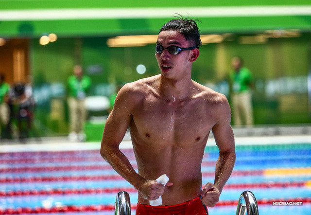 Huy Hoàng gồng mình ăn mừng, khoe cơ bắp và thân hình săn chắc sau khi bước lên từ bể bơi.