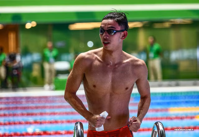 Huy Hoàng gồng mình ăn mừng, khoe cơ bắp và thân hình săn chắc sau khi bước lên từ bể bơi.