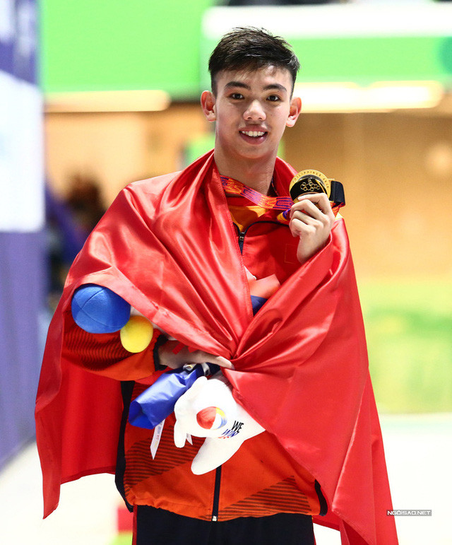 Huy Hoàng khoác Quốc kỳ, khoe tấm HC vàng đầu tiên của đội tuyển bơi Việt Nam tại SEA Games 30. Sau kình ngư người Quảng Bình, Ánh Viên cũng mang về thêm cho tuyển bơi Việt Nam tấm HC vàng ở nội dung 200m hỗn hợp nữ.