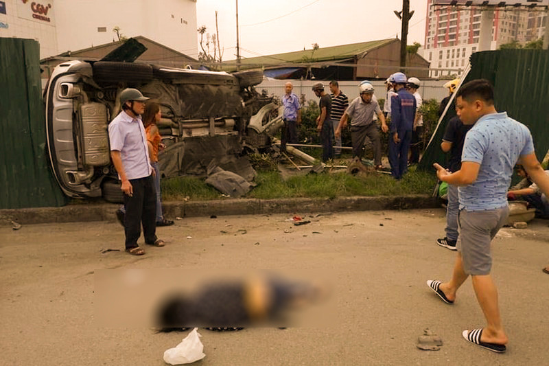 Hậu quả, vụ tai nạn khiến 3 người đi xe máy bị thương phải nhập viện cấp cứu, nhiều xe máy hư hỏng nặng, ô tô bẹp dúm. (Ảnh: Laodong)