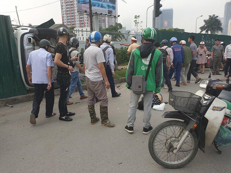  Nữ tài xế điều khiển ô tô Mercedes-Benz tông hàng loạt xe máy, 3 người bị thương: Khoảng 8h sáng 9/4, môt người phụ nữ điều khiển xe ô tô nhãn hiệu Mercedes-Benz GLC 200 di chuyển theo hướng từ phía Keangnam tới ngã tư với tốc độ cao đã vượt đèn đỏ, đâm vào hàng loạt xe máy đang di chuyển từ phía đường Xuân Thủy sang Hồ Tùng Mậu. (Ảnh: Laodong)