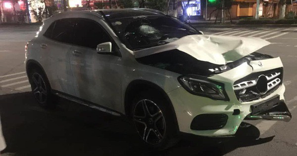  Tài xế Mercedes say rượu tông xe máy, hai người thương vong: Khoảng 0h10 ngày 1/5, chị Đ.T.H.Y. (43 tuổi, trú khu tập thể Kim Liên, quận Đống Đa) và chị T.T.Q. (43 tuổi, trú tại Láng Hạ, quận Đống Đa) đang đi xe máy trong hầm Kim Liên (quận Hai Bà Trưng) bất ngờ bị một chiếc ô tô hiệu Mercedes màu trắng mang BKS 30F-154.78 do anh Lê Trung Hiếu (SN 1980, trú tại phường Liễu Giai, quận Ba Đình, Hà Nội) điều khiển di chuyển từ phía sau lao tới đâm mạnh.