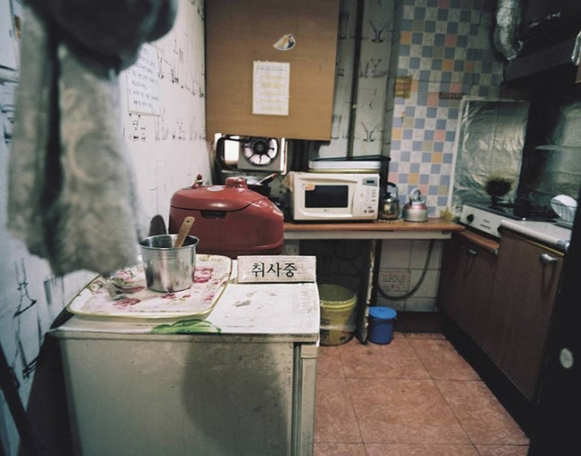 Hình ảnh bên trong một căn bếp thiếu ánh sáng - nơi mọi người sẽ dùng chung để nấu nướng.