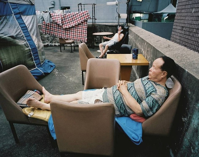 Ảnh chụp tại tầng thượng - nơi mọi người phơi đồ, hóng gió.