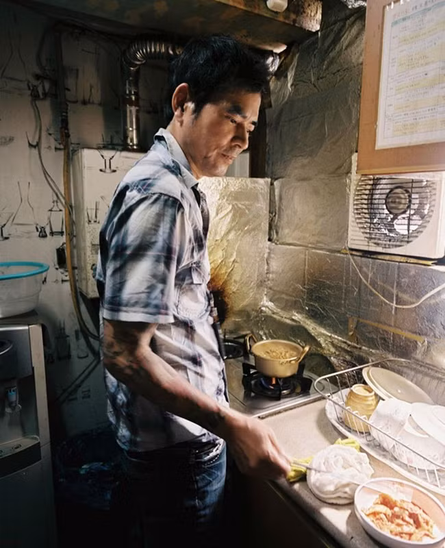 Đầu tiên, Kim Kyu-dong thuê một căn phòng goshitel với giá 220.000 won (hơn 4,6 triệu đồng)/tháng. Và anh đã ghi lại cuộc sống của những người nghèo thuê các căn phòng nhỏ.