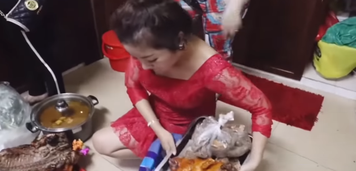 Hoai Linh “noi loi cay dang” khi Thuy Nga den nha tho To 100 ty lay loc