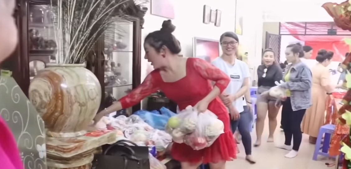 Hoai Linh “noi loi cay dang” khi Thuy Nga den nha tho To 100 ty lay loc-Hinh-2