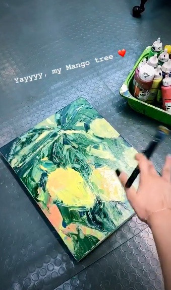 Trước đây, khi còn là sinh viên, Trang Lou thường xuyên đi vẽ tường để kiếm thêm thu nhập. Hiện tại, 9X là chủ cửa hàng thời trang và đồ decor tự thiết kế. Trong vài lần chia sẻ, Trang Lou cho biết học vẽ giúp cô có thể dễ dàng hơn trong công việc kinh doanh. Dù bận rộn tới đâu, hot mom 9X vẫn thường xuyên dành thời gian cho đam mê từ nhỏ của mình và khoe các tác phẩm trên mạng xã hội.