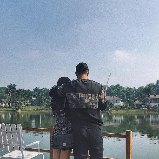 Trong quá khứ, Mai Hà Trang chưa từng đăng ảnh rõ mặt bạn trai và được khen ngợi vì cách bày tỏ tình cảm kín đáo, không ồn ào trên mạng xã hội. Trước đó, dịp Tết Nguyên đán 2019, tấm ảnh Hà Trang về ra mắt gia đình Đức Chinh xuất hiện trên mạng xã hội và được chia sẻ rộng rãi.