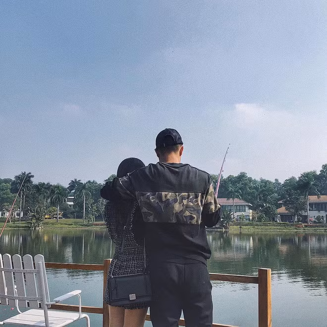 Trong quá khứ, Mai Hà Trang chưa từng đăng ảnh rõ mặt bạn trai và được khen ngợi vì cách bày tỏ tình cảm kín đáo, không ồn ào trên mạng xã hội. Trước đó, dịp Tết Nguyên đán 2019, tấm ảnh Hà Trang về ra mắt gia đình Đức Chinh xuất hiện trên mạng xã hội và được chia sẻ rộng rãi.