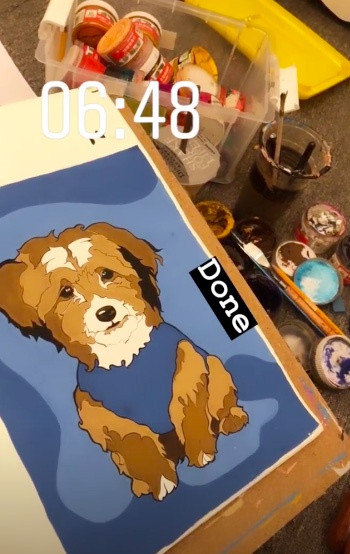 Không ít lần cô sinh viên Đại học Mỹ thuật Công nghiệp Hà Nội khoe những bức hình tự vẽ hoặc các bài tập làm ở trường. Dưới các bài đăng của bạn gái, Đức Chinh cũng thường trêu đùa và gọi cô là "họa sĩ".