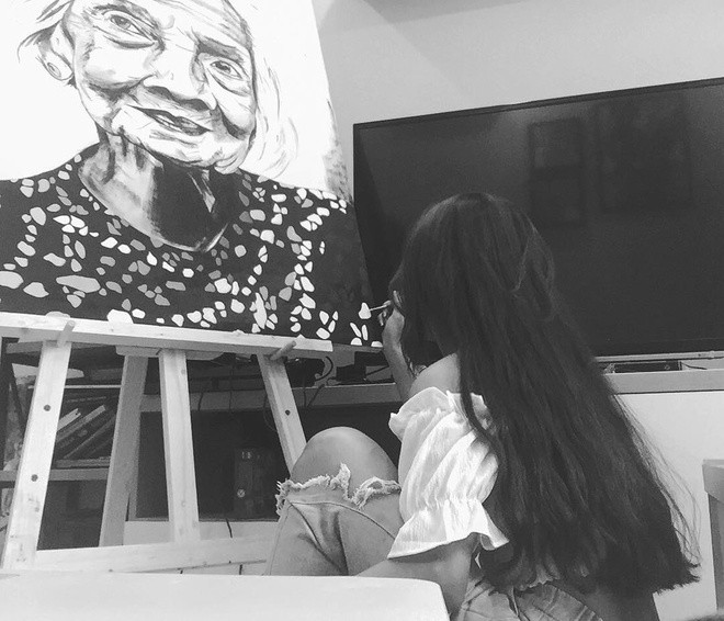 Trên trang cá nhân, Trúc Anh thường khoe các tác phẩm vẽ người thân của mình. Cô từng tự tổ chức một triển lãm tranh và nhận được nhiều lời khen của dân mạng.