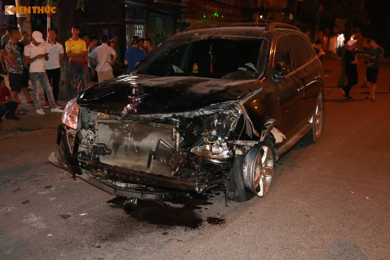  "Xe điên" gây tai nạn trên đường láng, một nữ công nhân tử vong: Khoảng 23h ngày 22/4, anh Đỗ Xuân Tuyên (SN 1970, trú tại phường Ngọc Khánh, quận Ba Đình, Hà Nội) điều khiển một chiếc xe ô tô hiệu Hyundai Veracruz mang BKS 29A-784.09 đi trên đường Láng theo hướng từ Ngã Tư Sở - đường Láng, khi đến khu vực số 220 đường Láng thì tông vào chị Lê Thị Thu H. (SN 1977, là nhân viên thu gom rác Cty Môi trường đô thị quận Đống Đa) khiến chị H. tử vong tại chỗ.