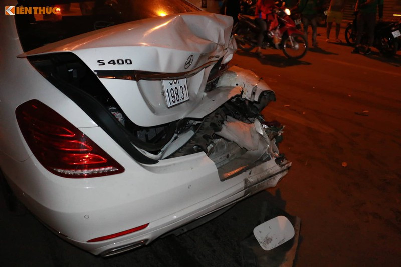 Chưa dừng lại, chiếc xe ô tô tiếp tục lao vào đuôi xe ô tô Mercedes S400 do chị Dương Thị Anh Ngọc (SN 1992) điều khiển, làm chiếc xe hư hỏng nặng.