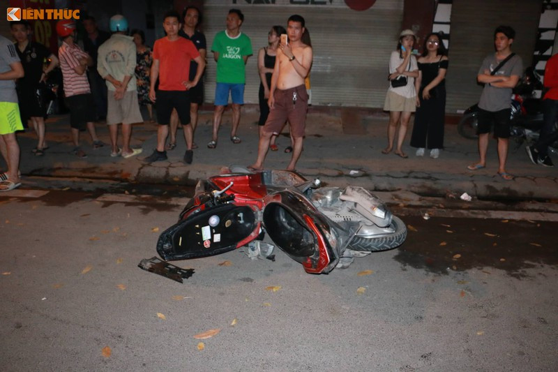 Sau khi tông chị H., chiếc xe ô tô tiếp tục đâm vào xe máy hiệu Honda Airblade do anh Lê Thành Đạt (SN 1997, trú tại thị trấn Rạng Đông, huyện Nghĩa Hưng, tỉnh Nam Định) điều khiển, khiến anh phải cấp cứu tại Bệnh viện Đại học Y Hà Nội.