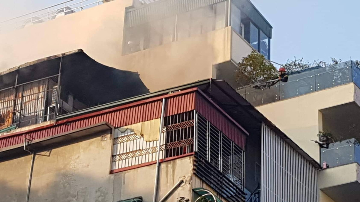 Khoảng 30 phút cứu hỏa, đám cháy tại chung cư House Xinh Group đã được khống chế.