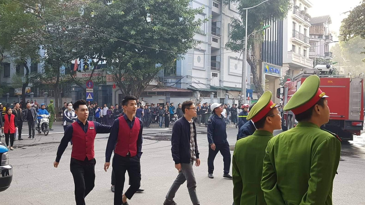 Nhiều người hiếu kỳ ra xem đến hiện trường xem cháy.