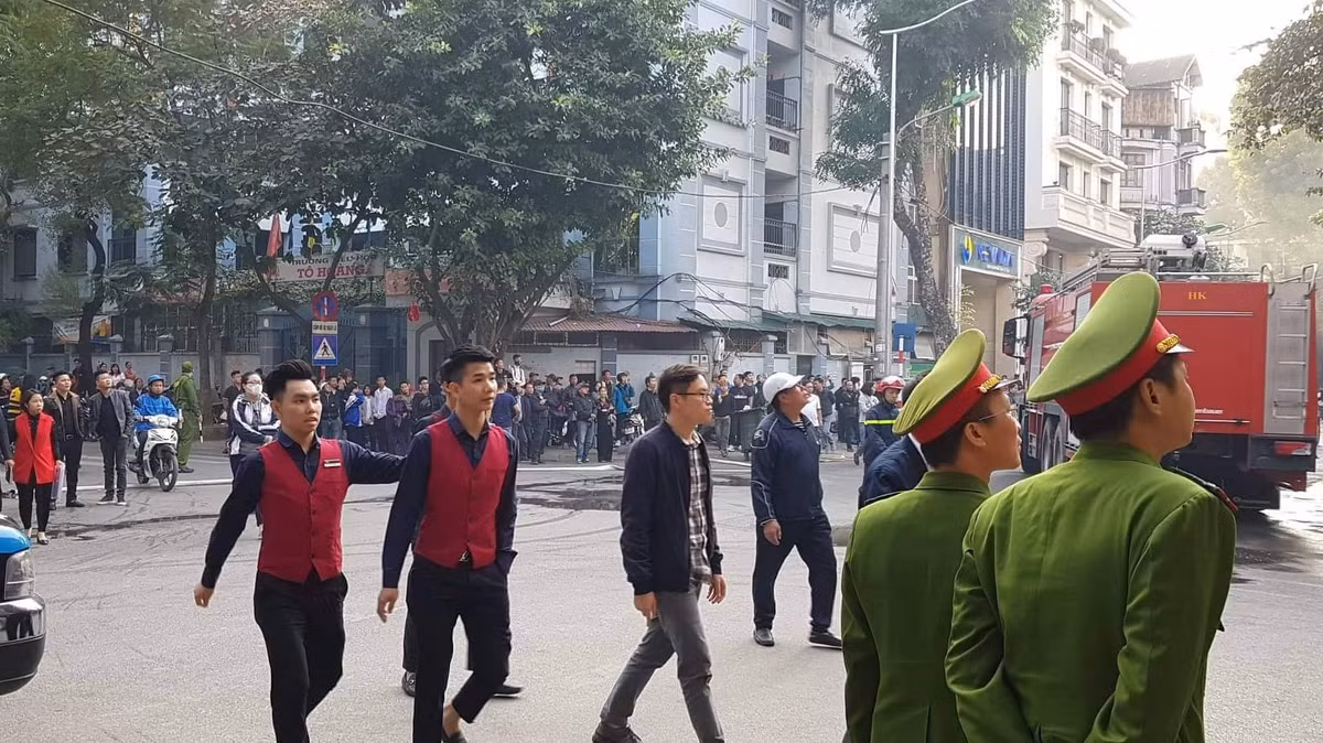 Nhiều người hiếu kỳ ra xem đến hiện trường xem cháy.