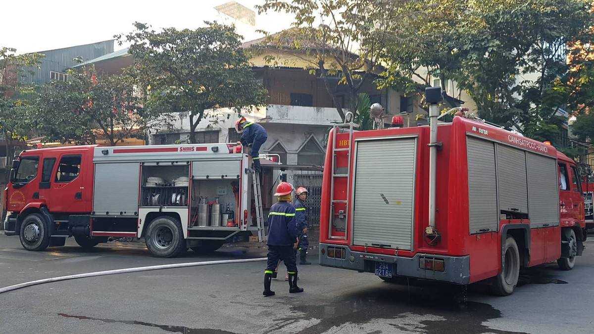 Ngay khi xảy ra vụ cháy, cơ quan chức năng đã nhanh chóng điều động nhiều chiến sĩ cùng 3 xe cứu hỏa, chuyên dụng đến hiện trường dập lửa.