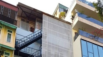 Đám cháy xảy ra khá nhanh và bất ngờ khiến nhiều người dân gần hiện trường sợ hãi chạy ra khỏi nhà.