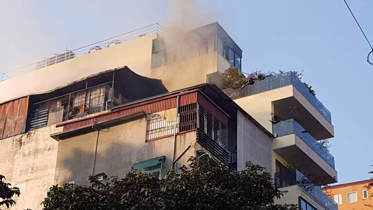 Vị trí đám cháy bùng phát tại khu vực tầng mái của toà nhà 5 tầng của quán Karaoke Nhất Thống KTV.