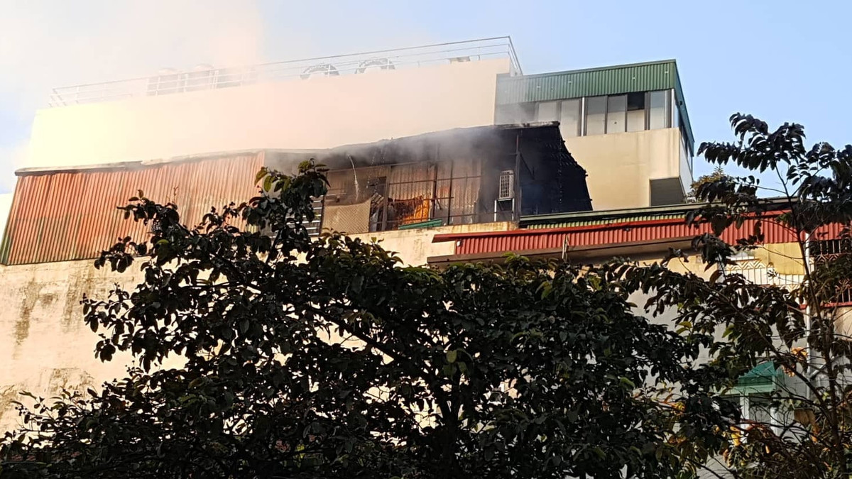 Sau khi phát hiện sự việc, nhiều người đã vội tháo chạy ra ngoài thoát nạn, đồng thời thông báo lên cơ quan chức năng.