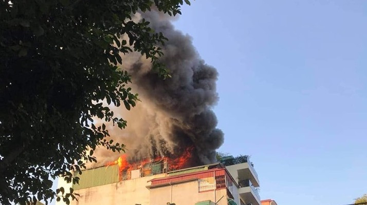 Hỏa hoạn quán Karaoke Nhất Thống KTV, khói nghi ngút khiến người dân hoảng loạn.