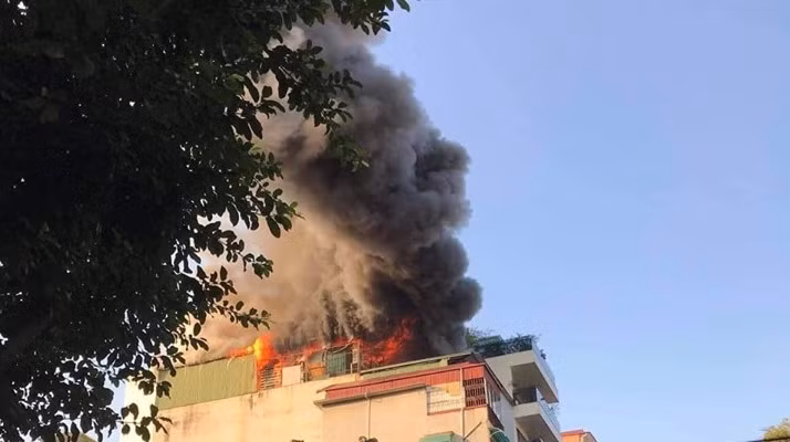 Ha Noi: Chay quan karaoke Nhat Thong KTV, cot khoi boc cao hang tram met-Hinh-2