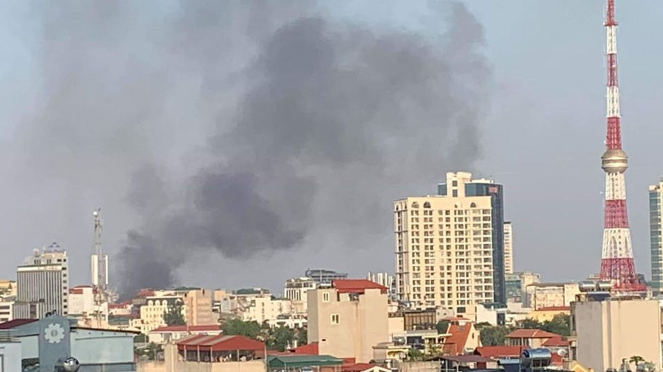 Khoảng 15h chiều 3/12, tại quán Karaoke Nhất Thống KTV số 18 Thi Sách, phương Ngô Thì Nhậm, quận Hai Bà Trưng, Hà Nội bất ngờ xảy ra bốc cháy dữ dội.