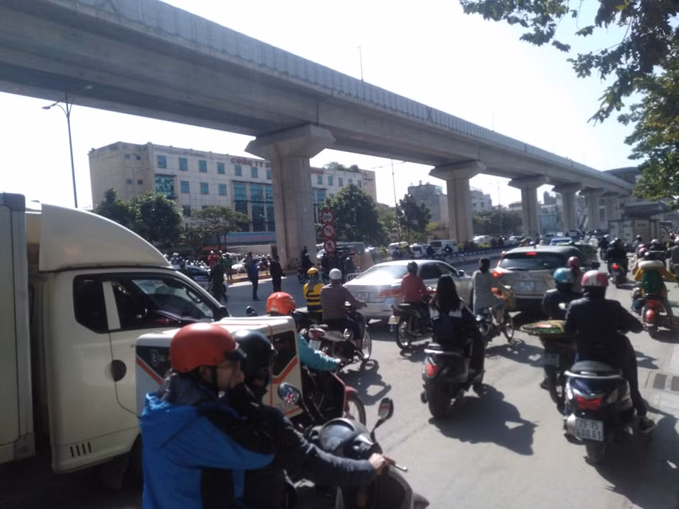 Doi nam nu tu vong thuong tam duoi banh xe tai