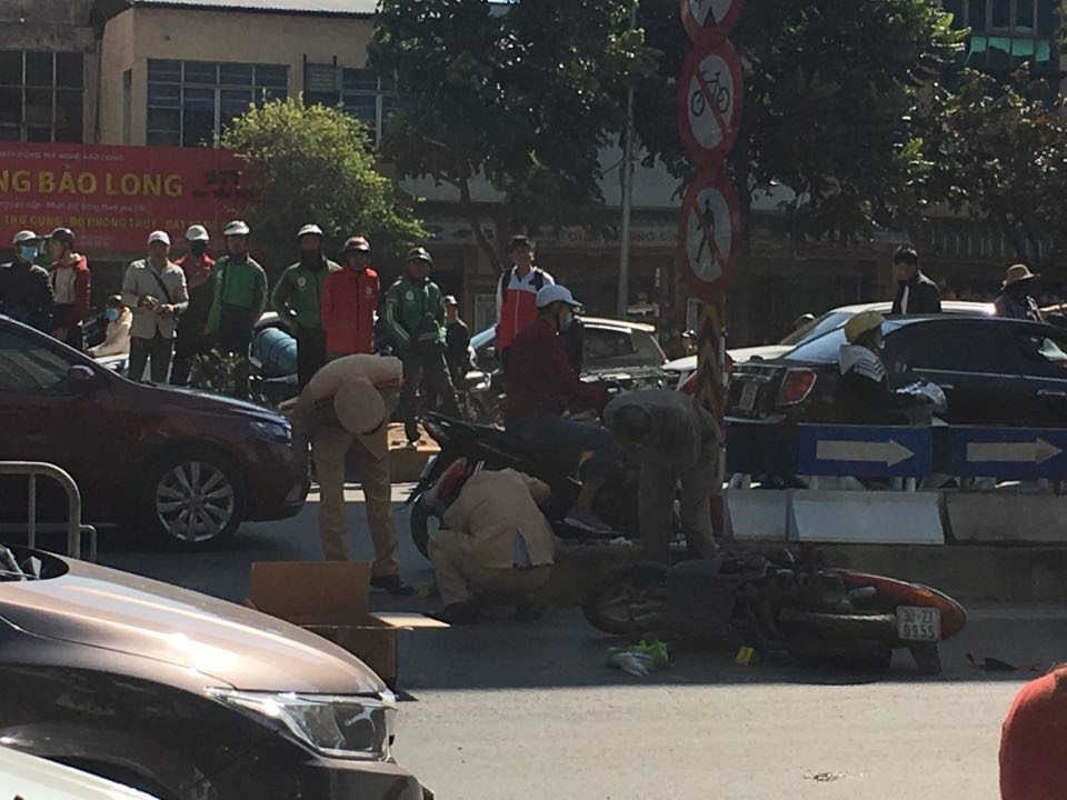 Sau khi xảy ra vụ tai nạn, lực lượng chức năng đã đến hiện trường phân luồng giao thông, điều tra nguyên nhân xảy ra vụ việc.
