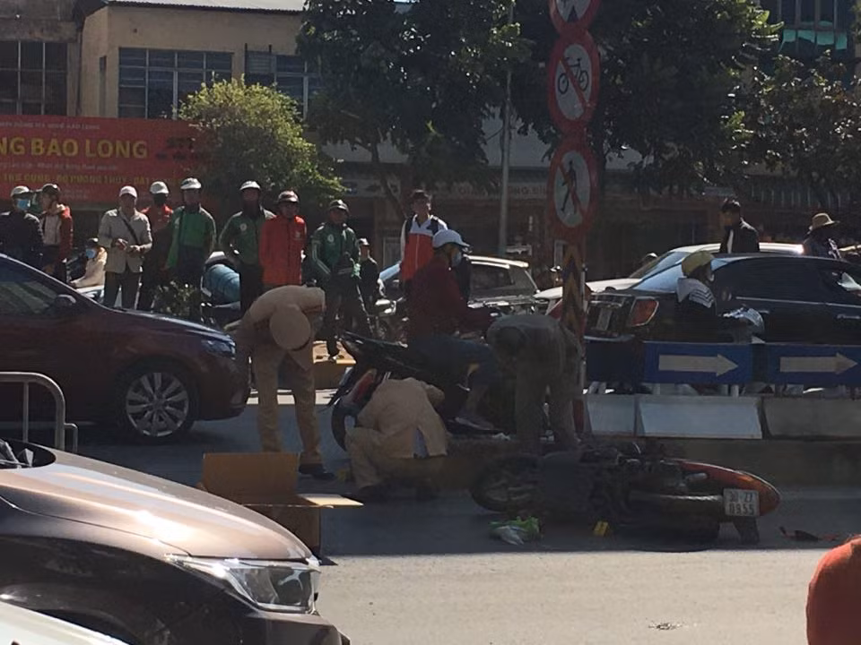 Sau khi xảy ra vụ tai nạn, lực lượng chức năng đã đến hiện trường phân luồng giao thông, điều tra nguyên nhân xảy ra vụ việc.
