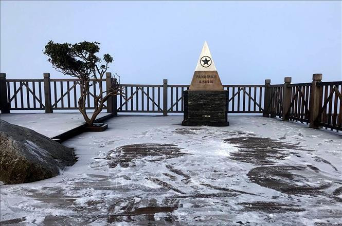 Sương muối phủ trắng trên đỉnh Fansipan.