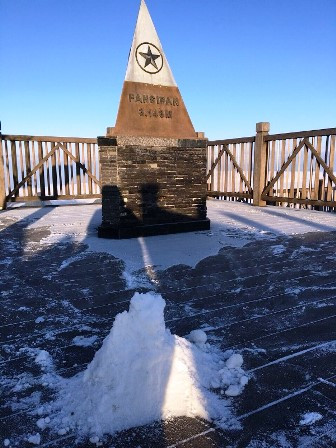 Theo ông Nguyễn Tiến Viên (nhân viên khu cáp treo Fansipan) trả lời trên báo Nhân Dân cho biết, sương muối xuất hiện với cường độ trung bình, hình thành từ khoảng nửa đêm về sáng, trải một lớp khá dày trên đường đi, bậc đá lên xuống, sàn gỗ, cành cây, ngọn cỏ mọc sát mặt đất, tạo thành một lớp trắng xóa. Khi có ánh nắng mặt trời rọi xuống, nhiệt độ tăng lên, sương muối tan dần. Đây là đợt sương muối đầu tiên xuất hiện ở đỉnh Fansipan trong mùa đông năm nay.