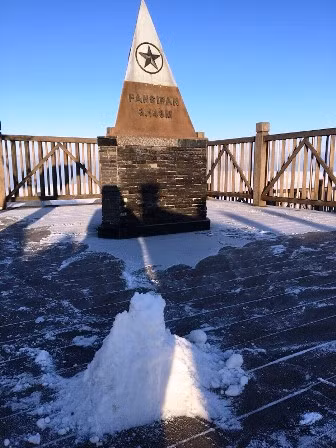 Theo ông Nguyễn Tiến Viên (nhân viên khu cáp treo Fansipan) trả lời trên báo Nhân Dân cho biết, sương muối xuất hiện với cường độ trung bình, hình thành từ khoảng nửa đêm về sáng, trải một lớp khá dày trên đường đi, bậc đá lên xuống, sàn gỗ, cành cây, ngọn cỏ mọc sát mặt đất, tạo thành một lớp trắng xóa. Khi có ánh nắng mặt trời rọi xuống, nhiệt độ tăng lên, sương muối tan dần. Đây là đợt sương muối đầu tiên xuất hiện ở đỉnh Fansipan trong mùa đông năm nay.
