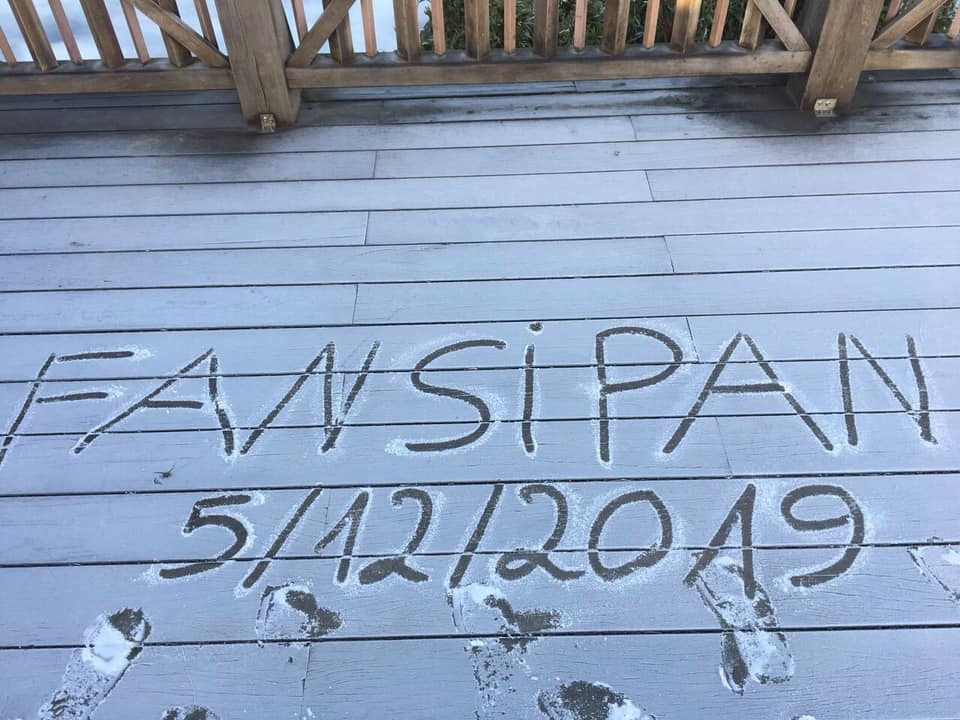 Do đây là đợt sương muối đầu tiên xuất hiện ở đỉnh Fansipan trong năm nay nên càng thu hút nhiều khách du lịch đến đây thăm quan.