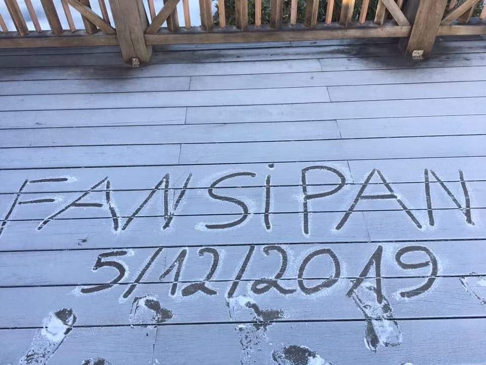 Do đây là đợt sương muối đầu tiên xuất hiện ở đỉnh Fansipan trong năm nay nên càng thu hút nhiều khách du lịch đến đây thăm quan.