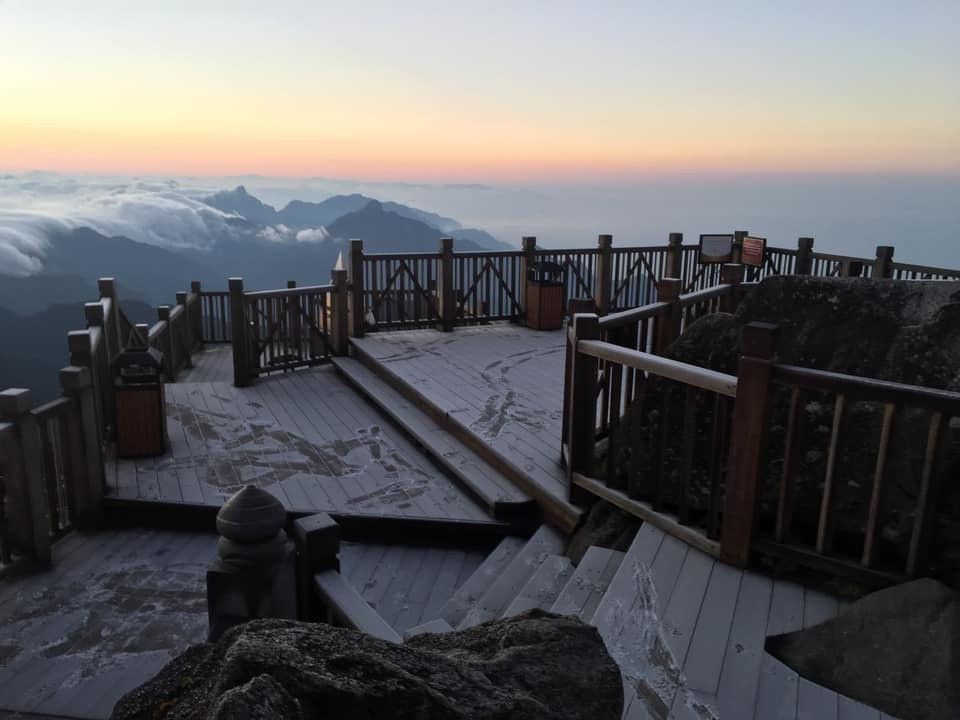 Theo dự báo của Đài Khí tượng, Thủy văn Lào Cai, đêm nay (5/12), do ảnh hưởng của không khí lạnh tăng cường, nhiệt độ ở đỉnh Fansipan tiếp tục giảm thấp. Theo đó, sương muối khả năng xuất hiện dày đặc hơn và lan tỏa xuống các vùng thấp lân cận trong khu vực, bao gồm cả thị trấn Sa Pa.